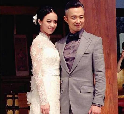 她是央视最美主持,24岁嫁42岁丈夫,如今对患病丈夫不离不弃