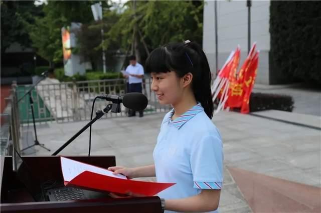 四川女孩王艺瑾走红了在北大典礼上发言放弃港大全额奖学金