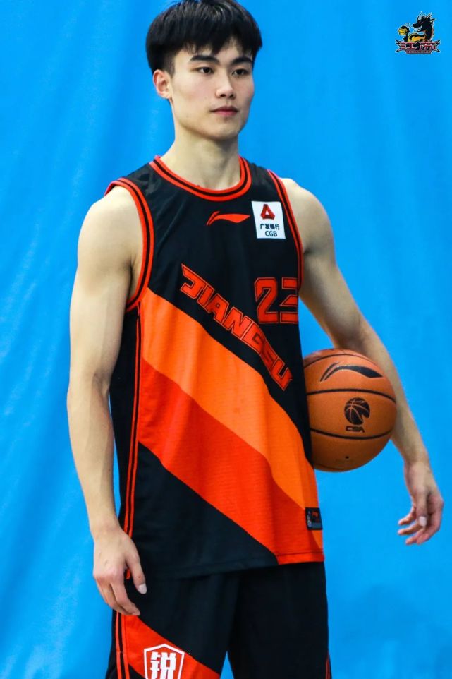 苏州肯帝亚新战袍亮相