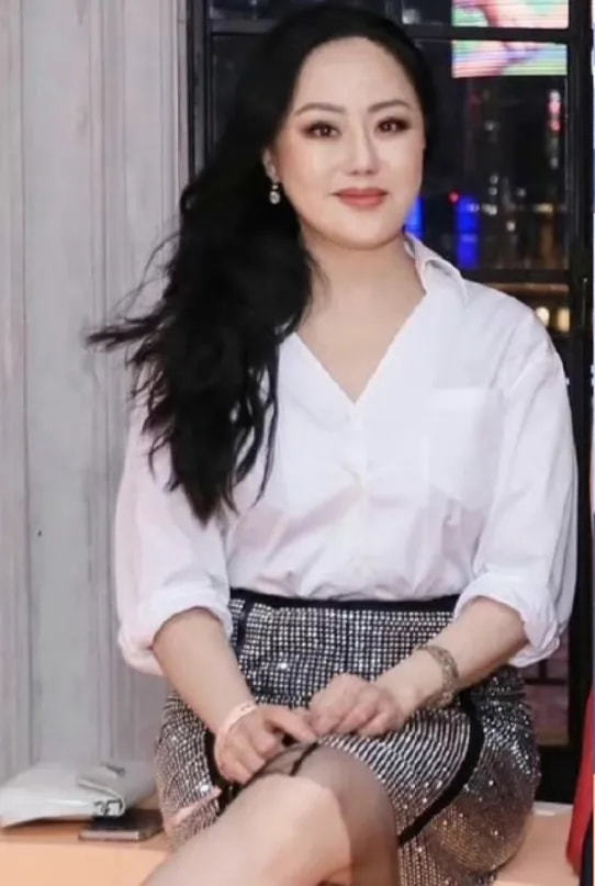 章小蕙不瘦身不修图穿衬衫包臀裙现身活动胖的真实很漂亮