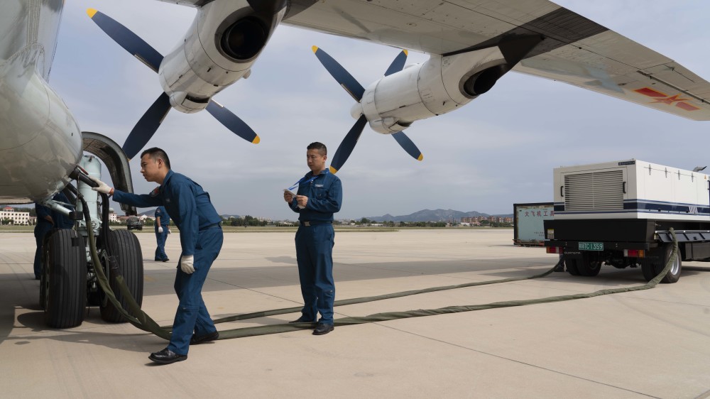 北部战区海军航空兵某团开展定点空投训练