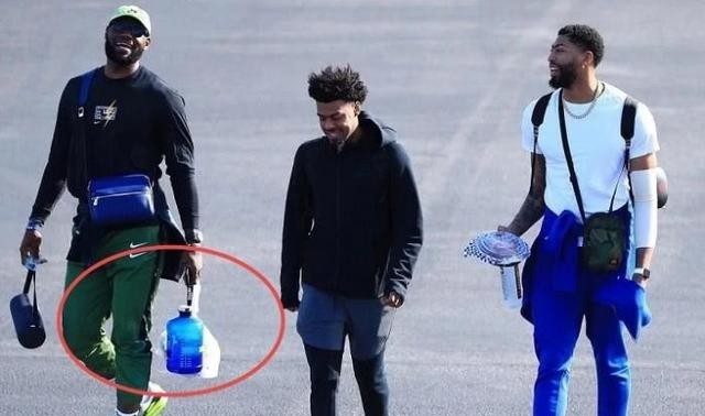 詹姆斯 揭秘NBA，为何詹姆斯总是带着一个蓝色大瓶子，里面是什么宝贝？