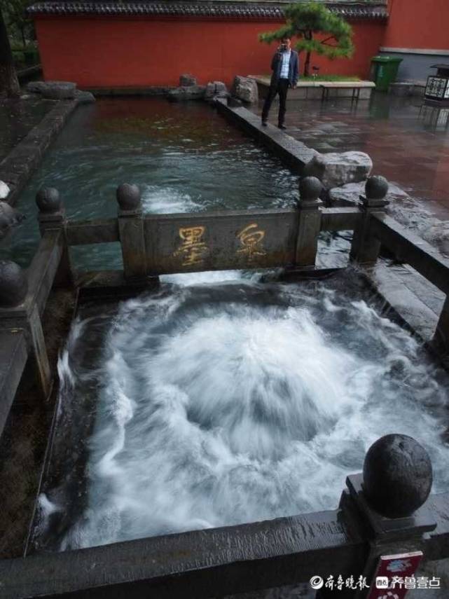 章丘众泉猛喷,墨泉腾起近半米高这叫飞珠溅玉
