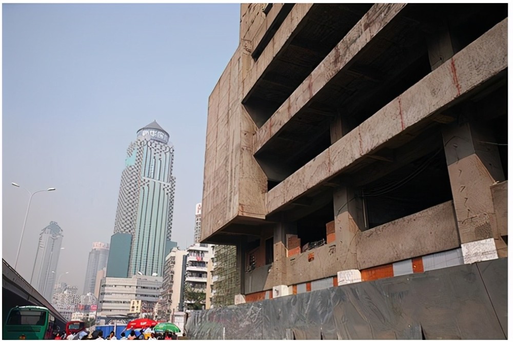 当代的中国进入了城市化的快速建设时期,各种高楼大厦,公路桥梁在短短