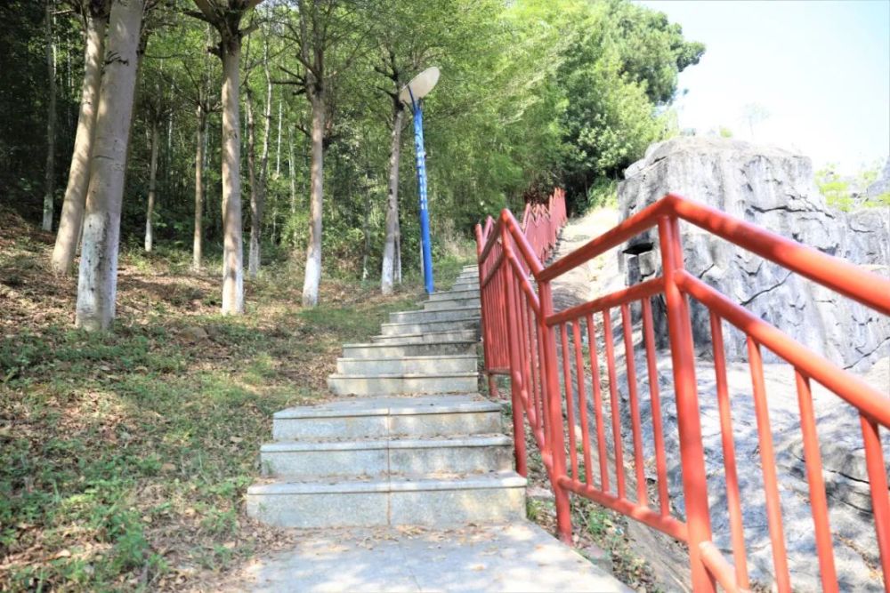 與縣城緊密相連,平南縣龔州公園座落在平南城區北部,龔州公園同人們