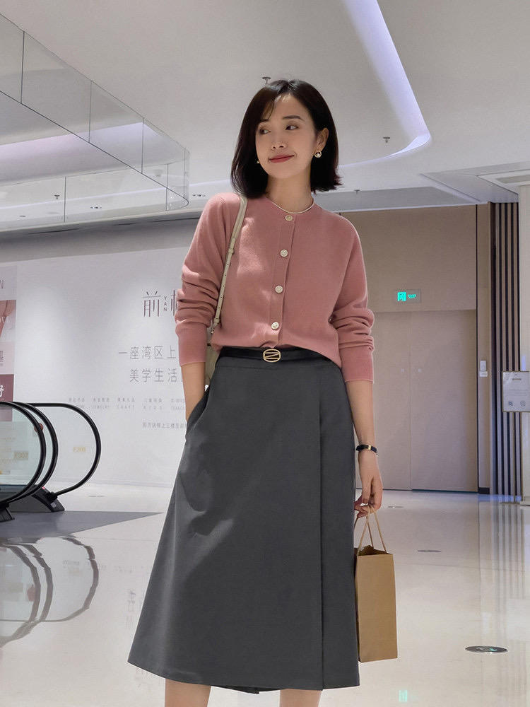 36岁女人怎么穿搭才优雅减龄黑色针织衫搭配西装裤高贵优雅