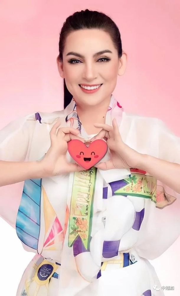 越南知名歌手菲绒(全名:范菲绒 - ph55m phi nhung)因感染新冠肺炎