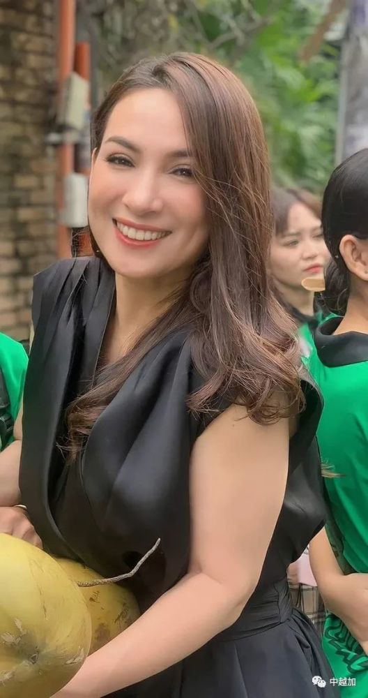 越南知名歌手菲绒(全名:范菲绒 - ph55m phi nhung)因感染新冠肺炎