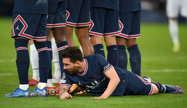 名场面伤停补时梅西防守任意球太拼了球王直接躺地充当人墙