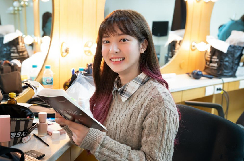 刚凭顶楼走红不久就和公司解约闵雪雅戏里戏外都很惨