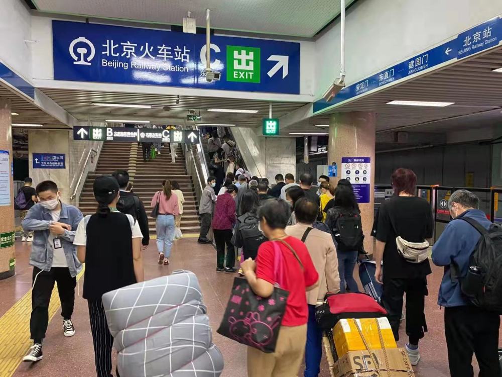 又加了一部扶梯!北京站地铁站增第二部扶梯,乘客不用再爬楼了