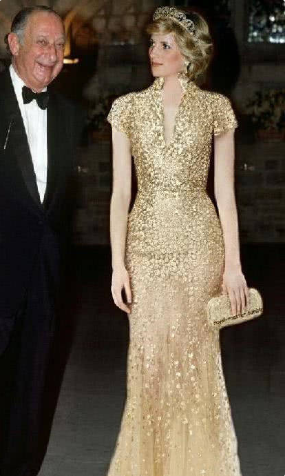 凯特王妃华丽变身,金色礼服裙不输戴安娜,闪耀红毯尽显39岁贵气