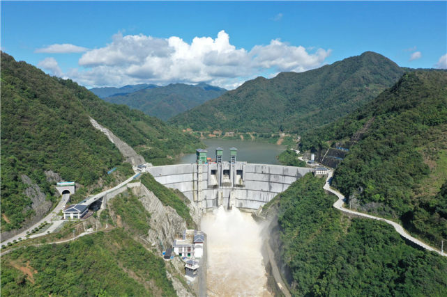 位于陕西省佛坪县和宁陕县交界的引汉济渭三河口水利枢纽迎来水库建成