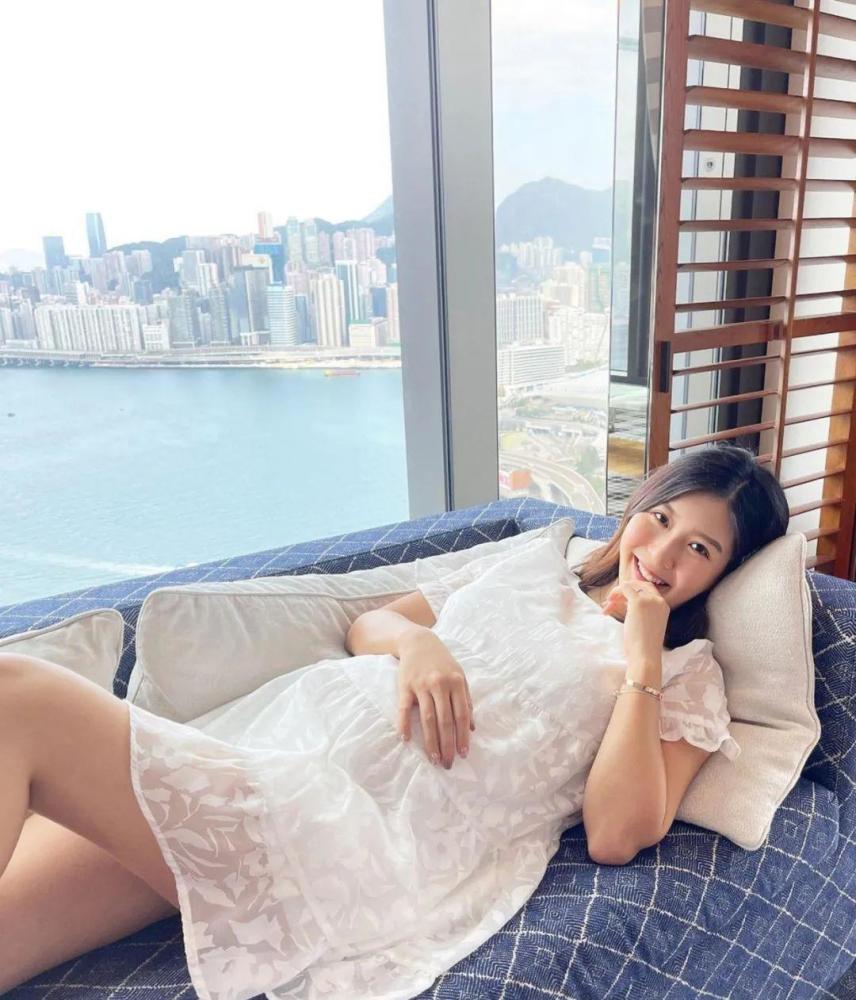 不过,婚后余香凝频繁公开孕肚照,看得出来是沉浸在了当母亲的喜悦中.