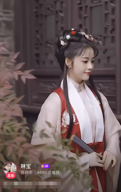 傍晚时分,琳宝出现在音乐大赏频道,一片绚丽灯光的