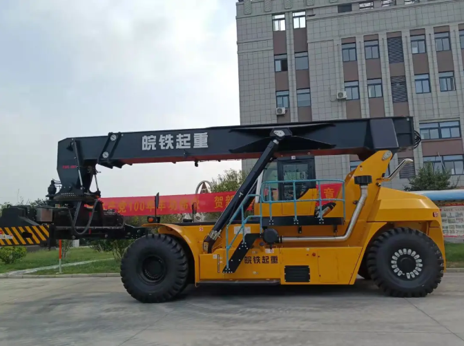 全省首台集装箱正面吊在蚌埠面世