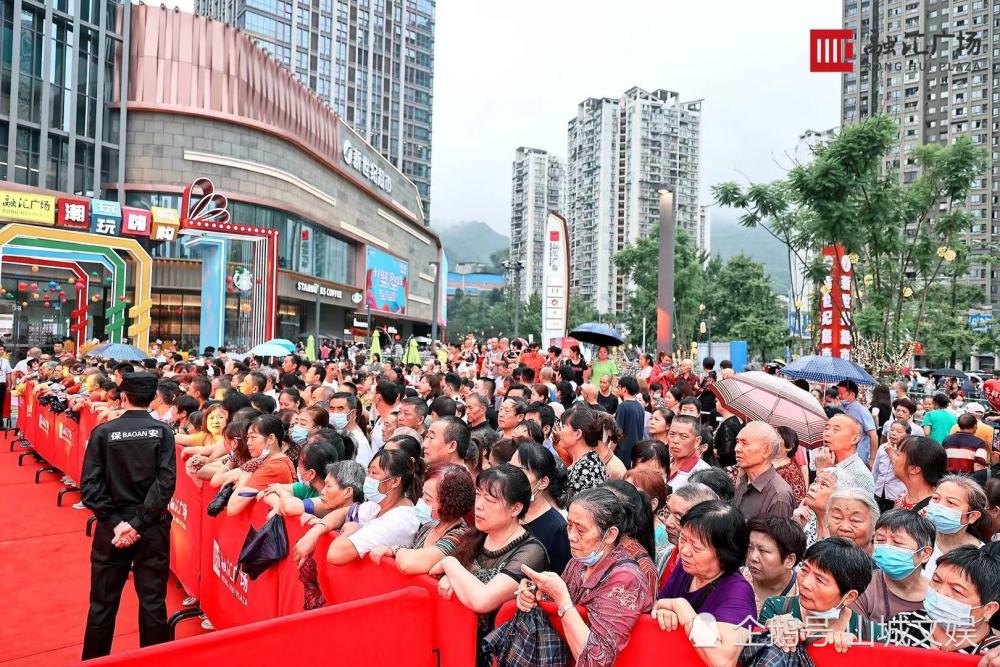 据了解,本次融汇广场开业钜惠,不仅推出了全场五折狂欢,满额赠好礼