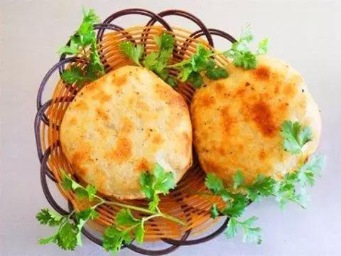 肉火烧是山东潍坊的传统名小吃,潍坊肉火烧是外地人的叫法,潍坊本地人