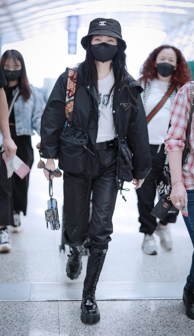 一身黑的张韶涵太酷了高筒马丁靴帅到不敢认小个子女生看过来