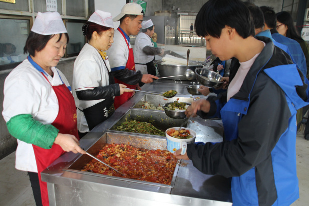 食堂大妈打菜图片