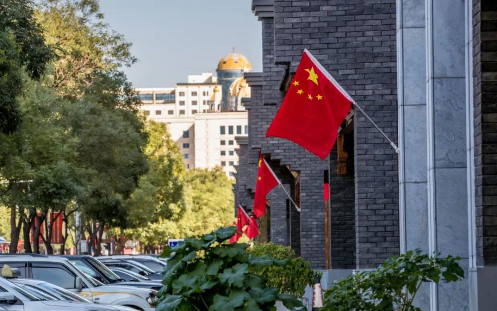 社区庭院满眼"中国红"呼和浩特大街小巷国旗飘扬国庆临近各色光影倒映