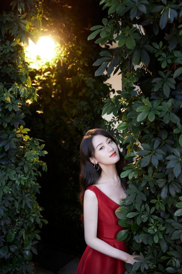 袁冰妍真是清纯系女生,穿一袭红裙打扮明艳,看着仍清丽脱俗