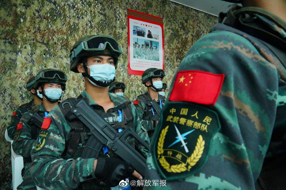 背对精彩!他们为航展保驾护航