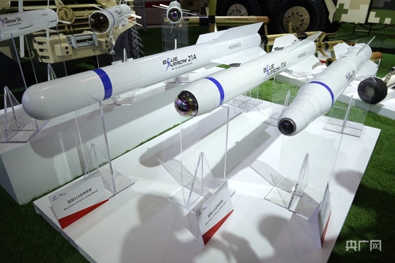 蓝箭21a空地导弹.(央广网记者 官文清摄)vn21轮式战术车.