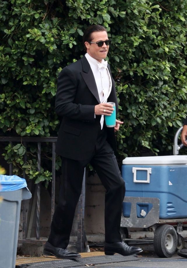 57岁布拉德皮特魅力不减穿西服大长腿抢镜网友还是那么帅