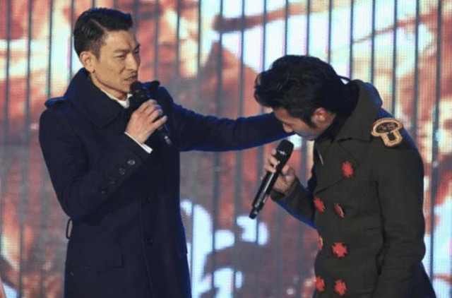 有一次谢霆锋和刘德华共同出席活动时,刘德华调侃说:"很开心现在的