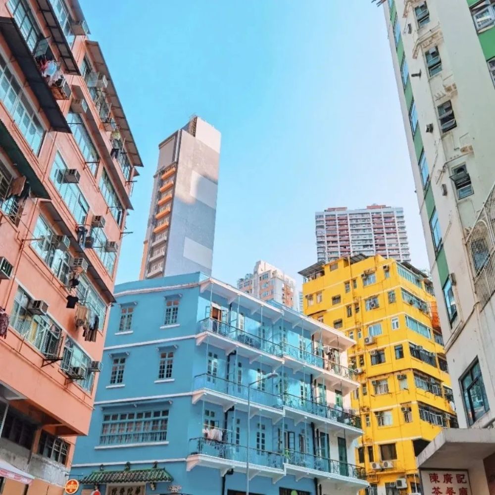 楼高四层的蓝屋是香港少数带有阳台的唐楼,这里曾是学校,武馆,中医院.