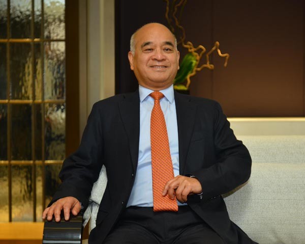 父亲把内地9块地皮卖了获利3百多亿现金他却来投资了上千亿