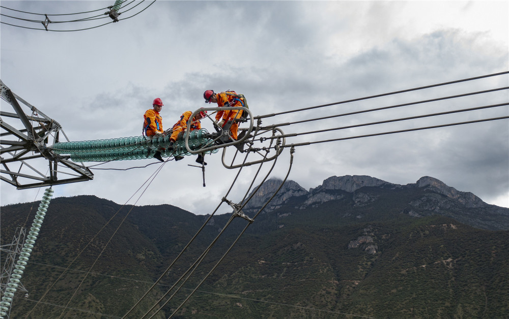 國慶保電洛克路線上的電力高空作業