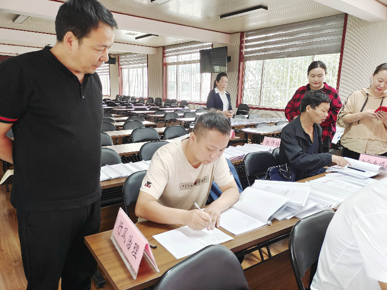 方城县实验小学张云图片