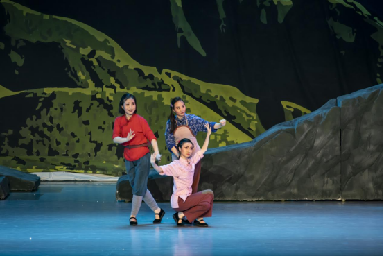 《三女跳崖》剧照《三女跳崖》以第五次反"围剿"失败后,发生在安福