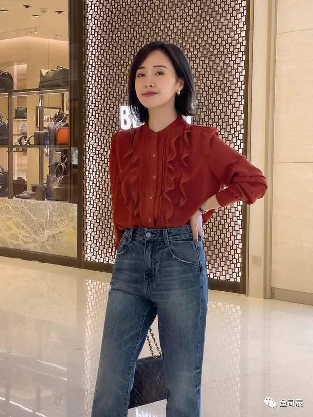 红色衬衫 高腰牛仔裤,高级时尚又显白!
