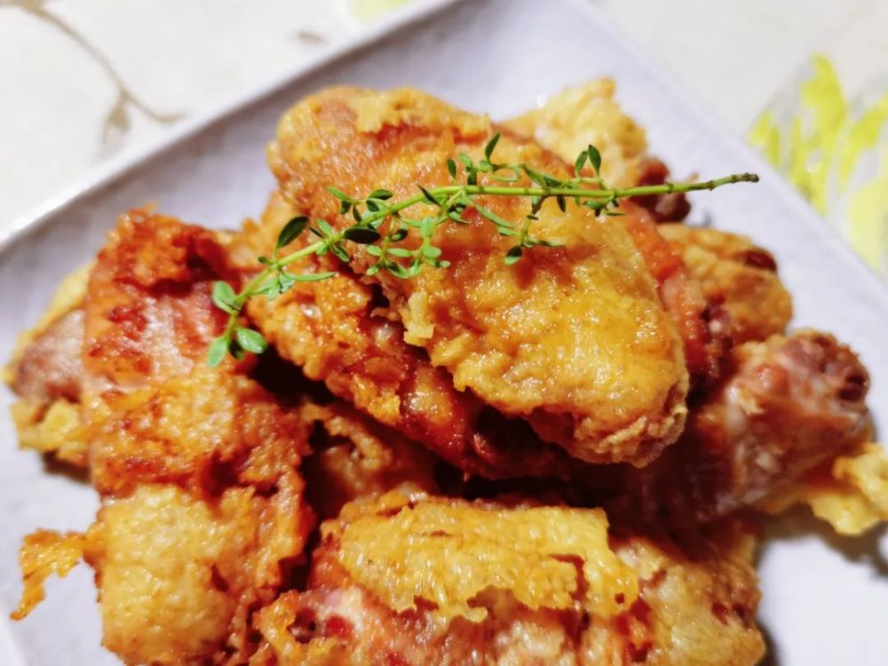 迷迭香炸鸡鲜嫩多汁,清新不腻,这就是白脱牛奶的妙用