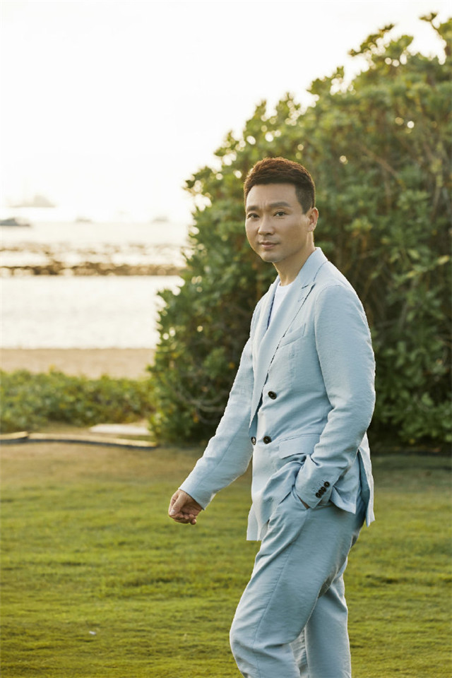 央视主持人康辉写真大片曝光浅蓝色西装出镜风格大变帅气满满