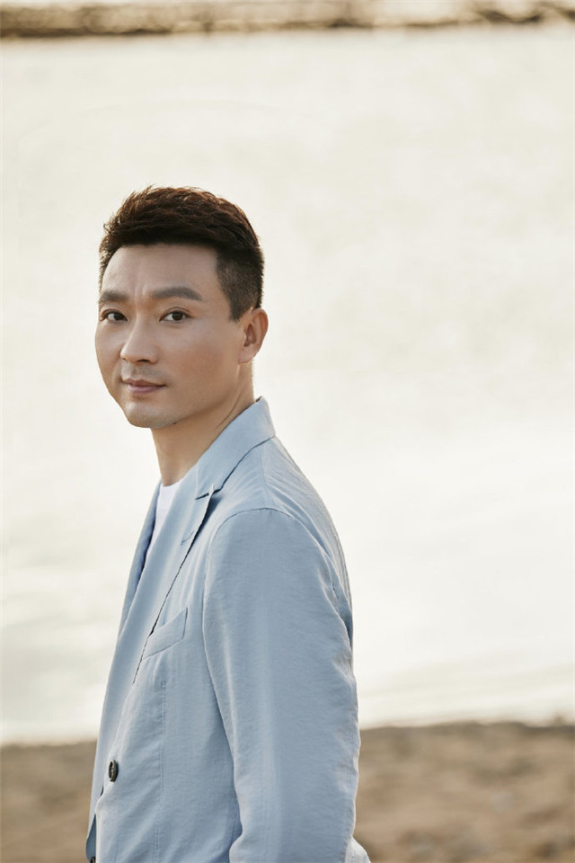 央视主持人康辉写真大片曝光浅蓝色西装出镜风格大变帅气满满