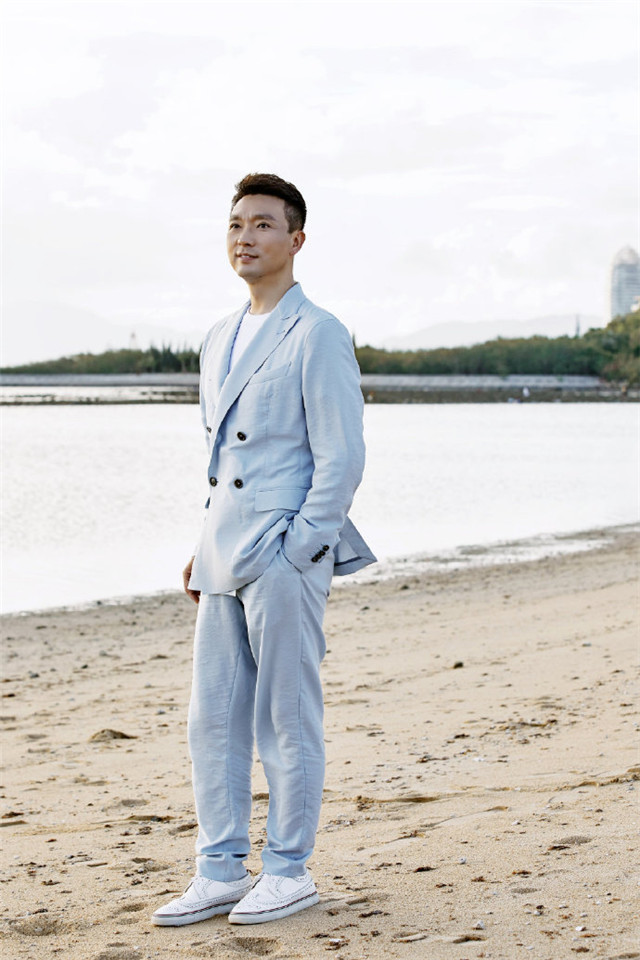 央视主持人康辉写真大片曝光浅蓝色西装出镜风格大变帅气满满
