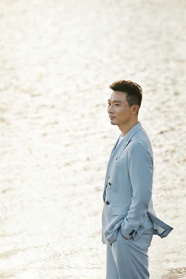 央视主持人康辉写真大片曝光浅蓝色西装出镜风格大变帅气满满