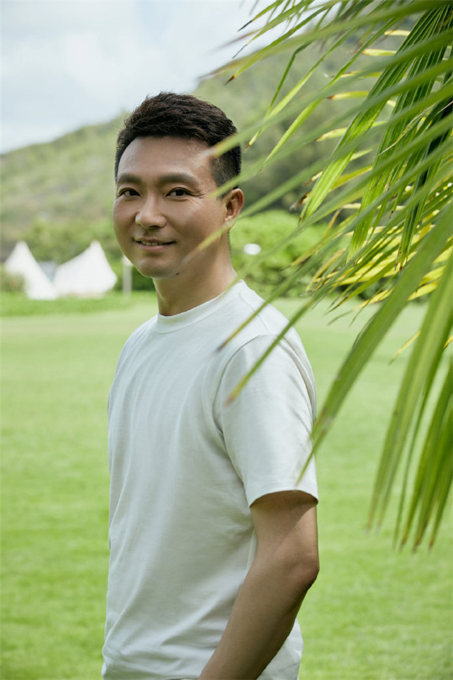 央视主持人康辉写真大片曝光浅蓝色西装出镜风格大变帅气满满