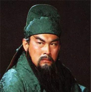 当他扮上装扮,卧蚕似雾,凤眼生威,抱拳一揖,"关某姗姗来迟!