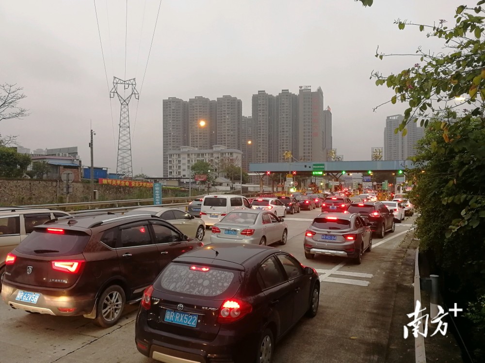 今年国庆节期间,京港澳高速公路韶关至广州段(以下简称"广韶高速")日
