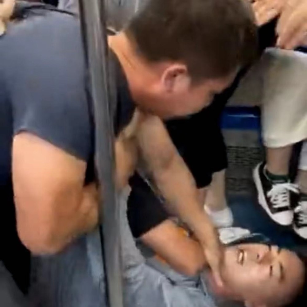 9月29日,网上流出两段北京地铁十三号线西二旗站拳击赛的视频,两名