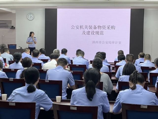 警察故事陈雨倩滂沱大雨中她守护救助的身影令人动容