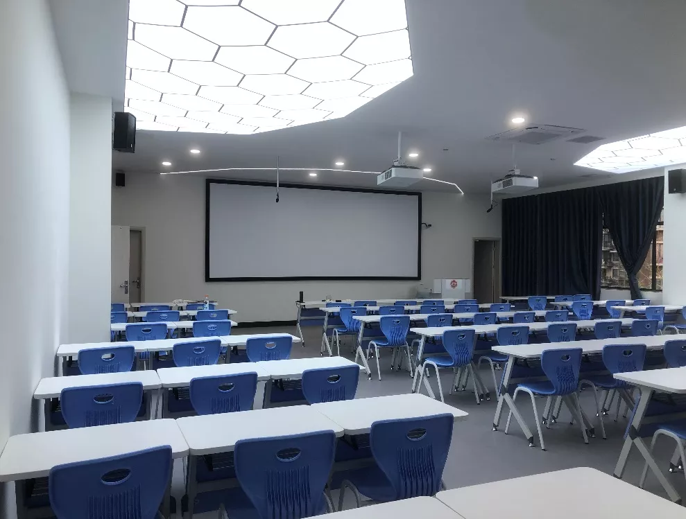 满足你对科幻风的所有幻想 你以为这就完了 在情景融合型教室 2台高清