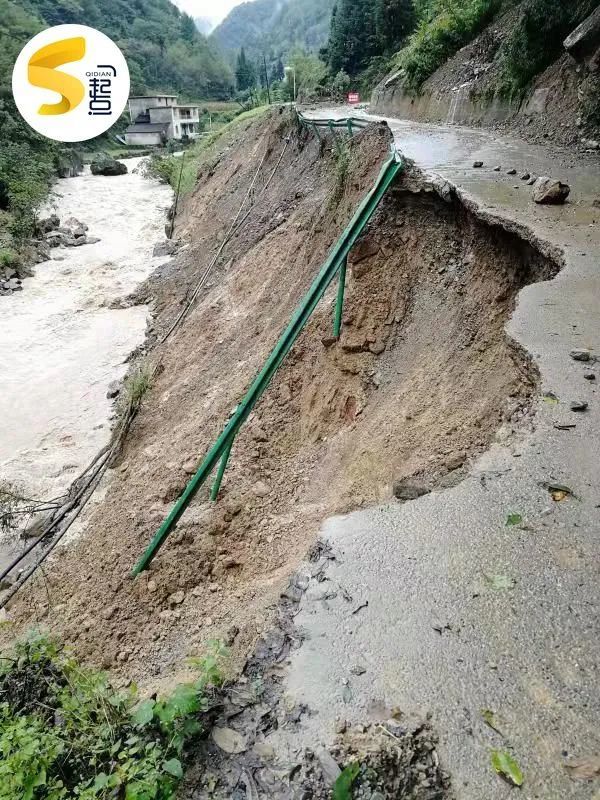 道路塌方农作物受损汉中镇巴遭受大暴雨袭击