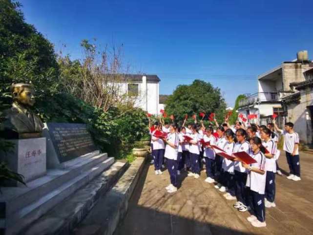 国庆节前夕,学勉中学的学子们来到了这位英烈的纪念碑前