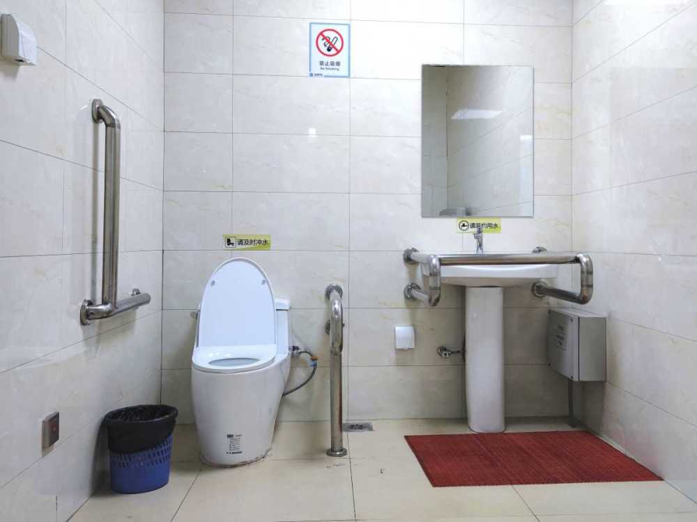 居民住宅,公共场所等已随处可见无障碍设施,老年人,残障人士的生活